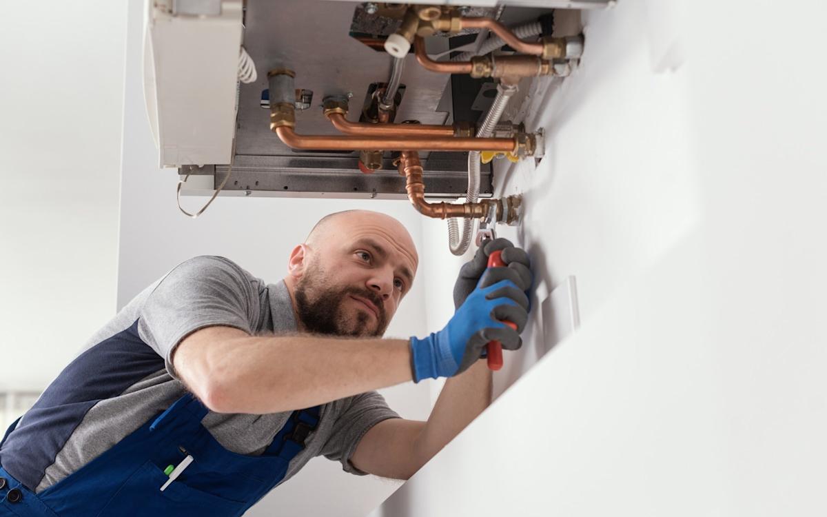 Installation d'une chaudière par un technicien Altiora Confort