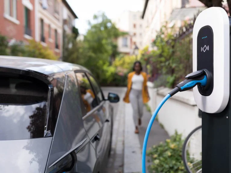 Véhicule électrique en charge sur une borne murale résidentielle