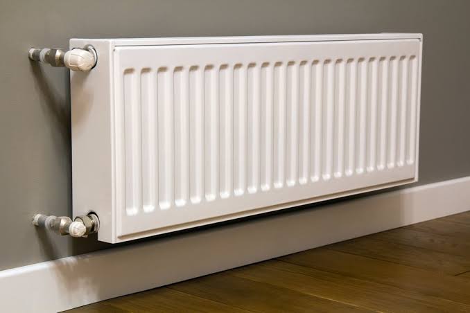 Radiateur mural design intégré à une pièce de vie