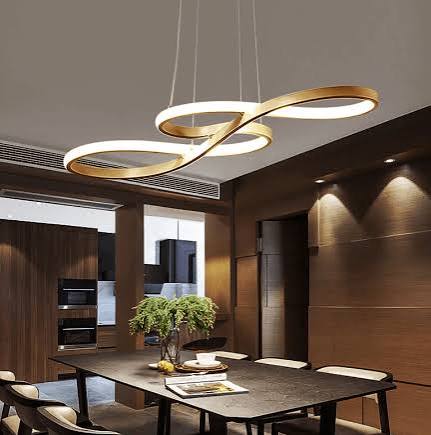 Suspension LED design installée au-dessus d'une table à manger
