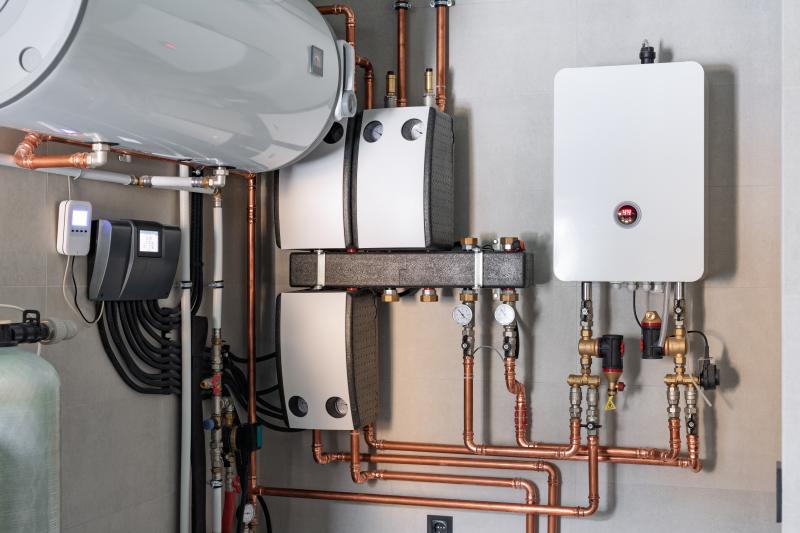 Technicien installant un système de chauffage dans une chambre