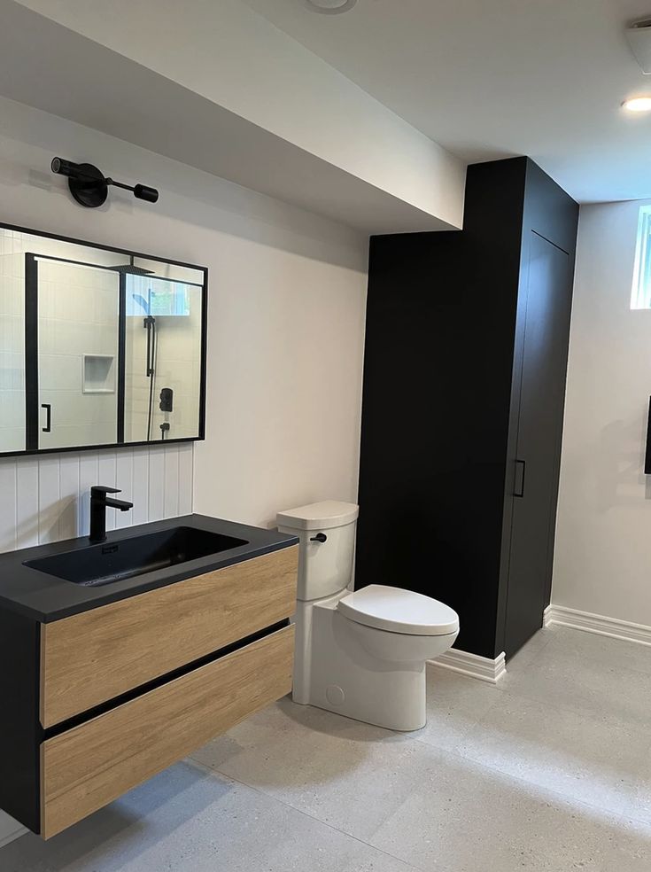 Salle de bain rénovée avec meuble vasque et WC suspendu