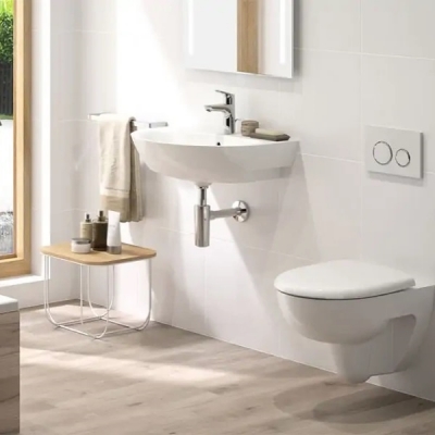 WC suspendu et lavabo installés dans une salle de bain moderne
