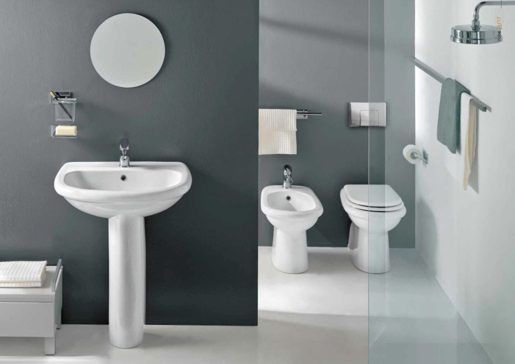 Sanitaires de salle de bain installés : lavabo, bidet et WC